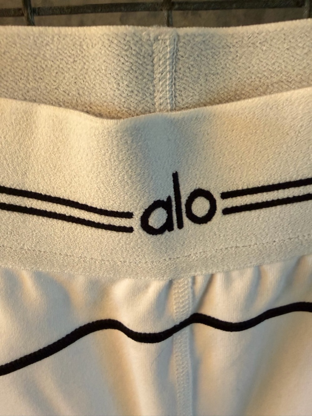 ALO Yoga Airbrush White/Black Heart Throb SET - Picture 8 of 15